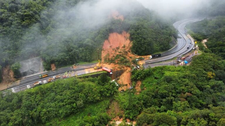 221129191305 01 brazil landslide 1130.jpg