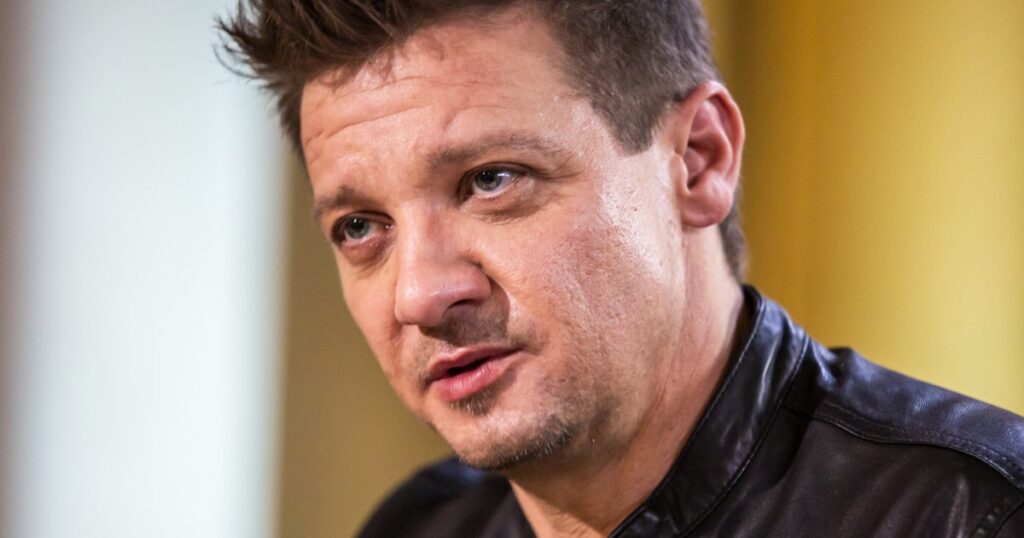 230102 Jeremy Renner Jm 1213 D384f1.jpg