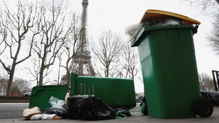 230311081837 02 Paris Garbage Strike.jpg