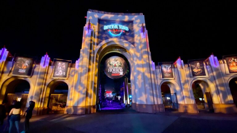 Park Entrance During Hhn30.jpg