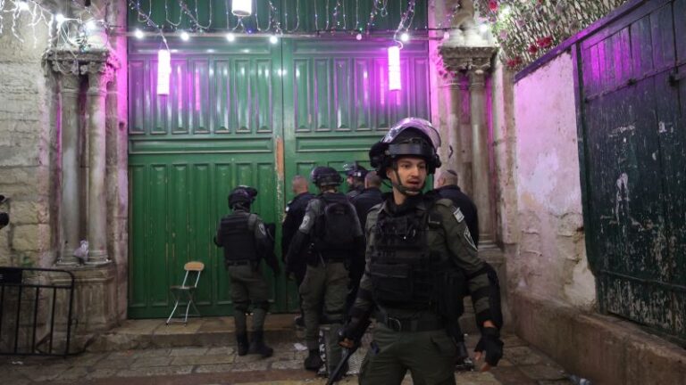 230404234435 01 Al Aqsa Mosque Raid 040423 Restricted.jpg
