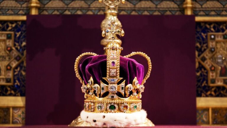 230427095659 04 Royal Nl 0427 Coronation Crown.jpg