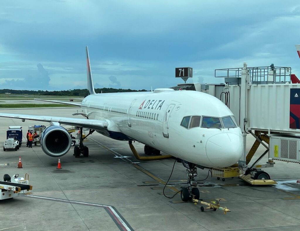 Delta 757 mco.jpg