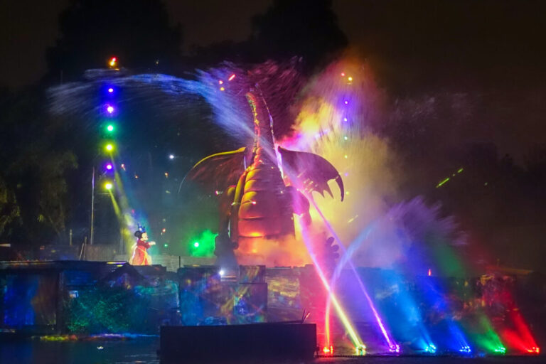 Fantasmic Maleficent Dragon 2.jpg