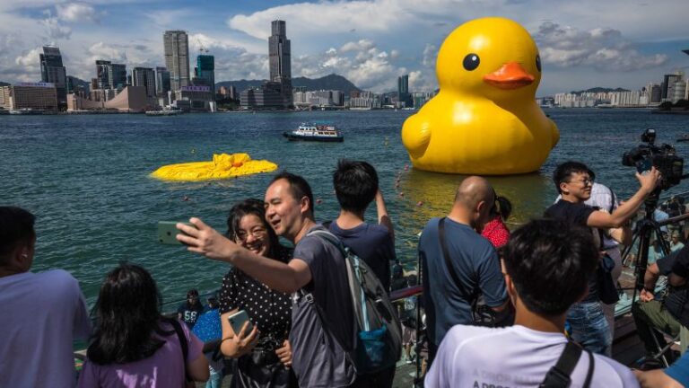 230610072652 Hk Rubber Duck Deflated 0610.jpg