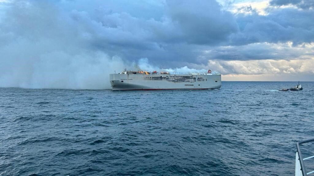 Netherlands Ship Fire 03.jpg