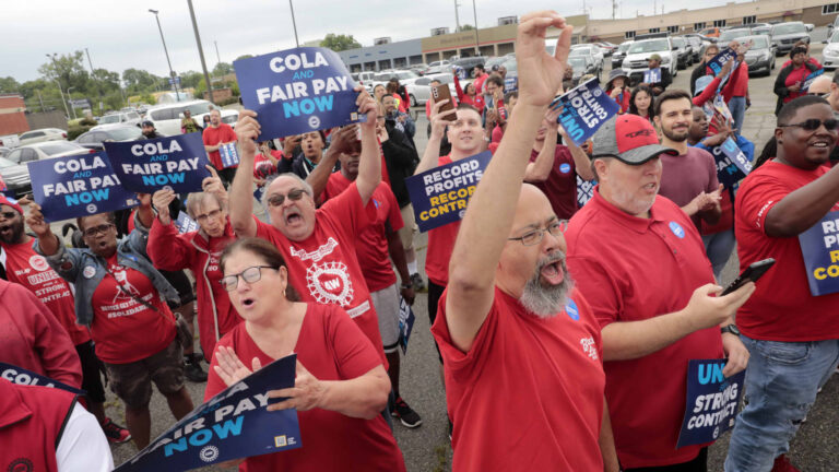 107297824 1694190541727 Gettyimages 1619650357 Uaw Picket.jpeg