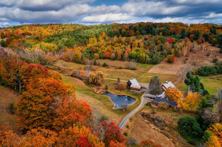 barn-and-autumn-trees-in-vermont.jpg