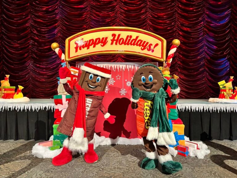 Hersheypark Christmas Candylane Hershey Character Sweet Greets Scaled E1698965623935.jpg
