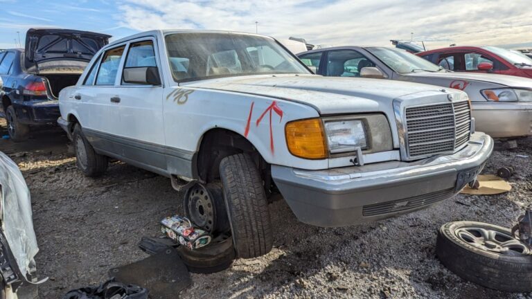 99 1988 Mercedes Benz W126 In Colorado Junkyard Photo By Murilee Martin.jpg