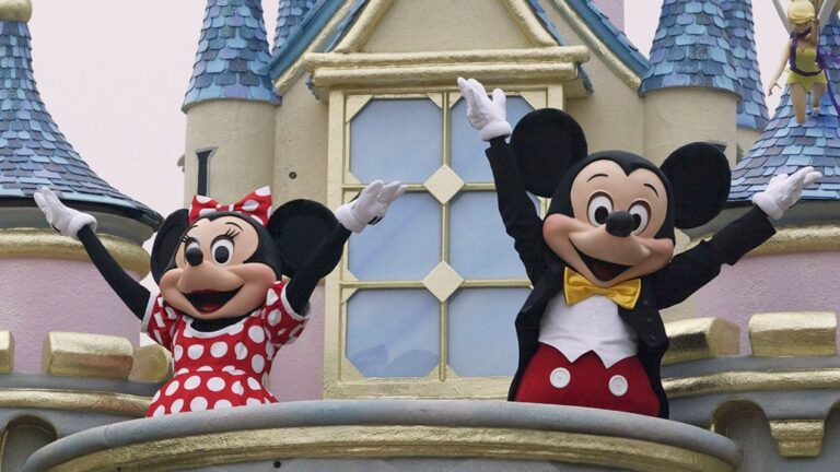 Disneyland Mickey Minnie Mouse Gettyimages 55376773 H 2024.jpg