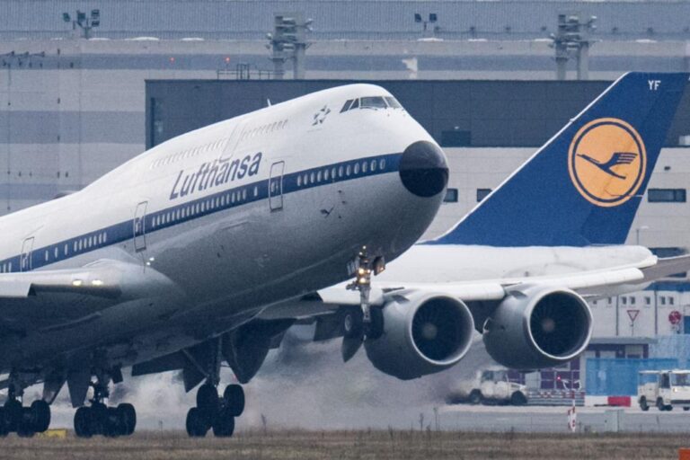 Lufthansa Boeing 747 Bounce Comp.jpg