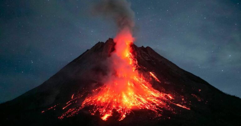Topshots Topshot Indonesia Volcano 053517 4018896 20240404163904.jpg