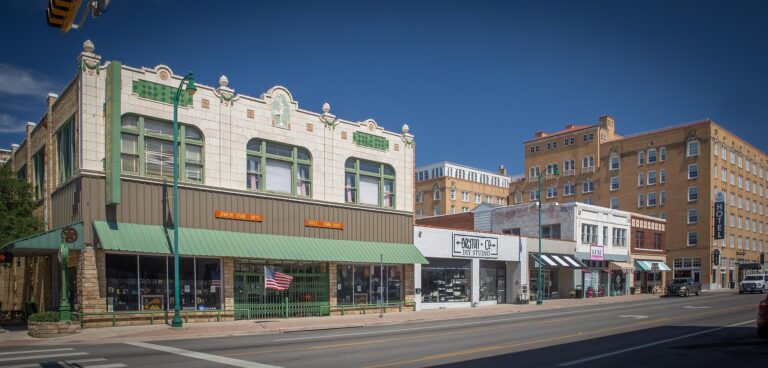 2048px Downtown Mineral Wells 2023 Wiki 4 1.jpg