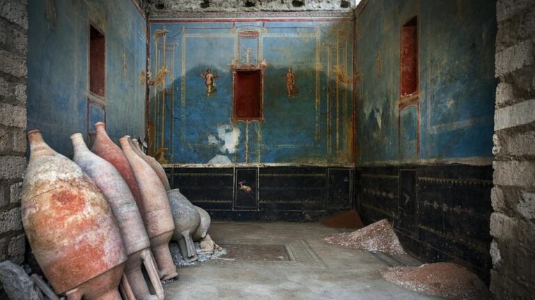 Pompeii Blue Room 2 Nc Thg 240612 1718201451768 Hpmain 16x9 992.jpg