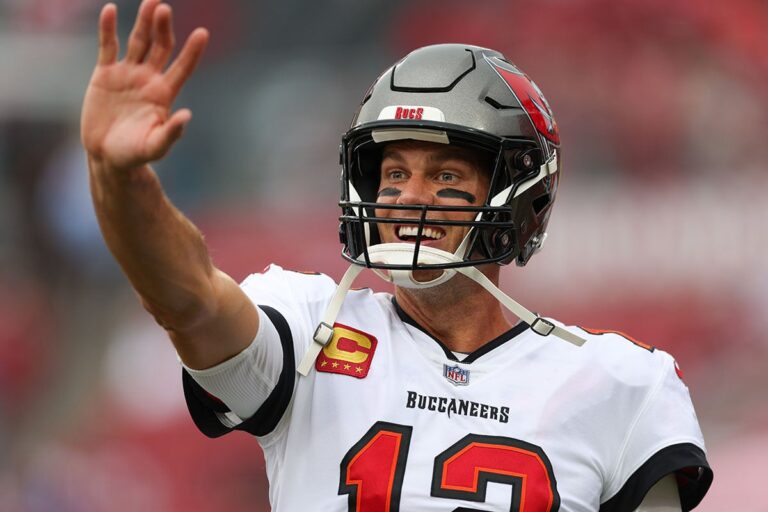 Brady Tom Bucs Panthers Wave.jpg