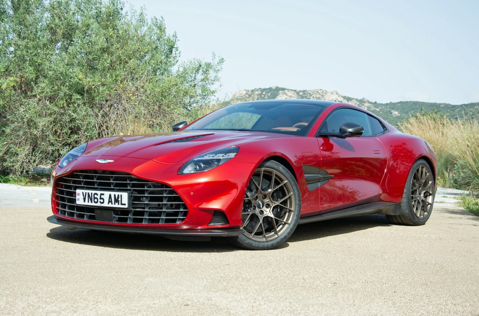 2025 Aston Martin Vanquish Ronan Glon Photo 100946710 H.jpg