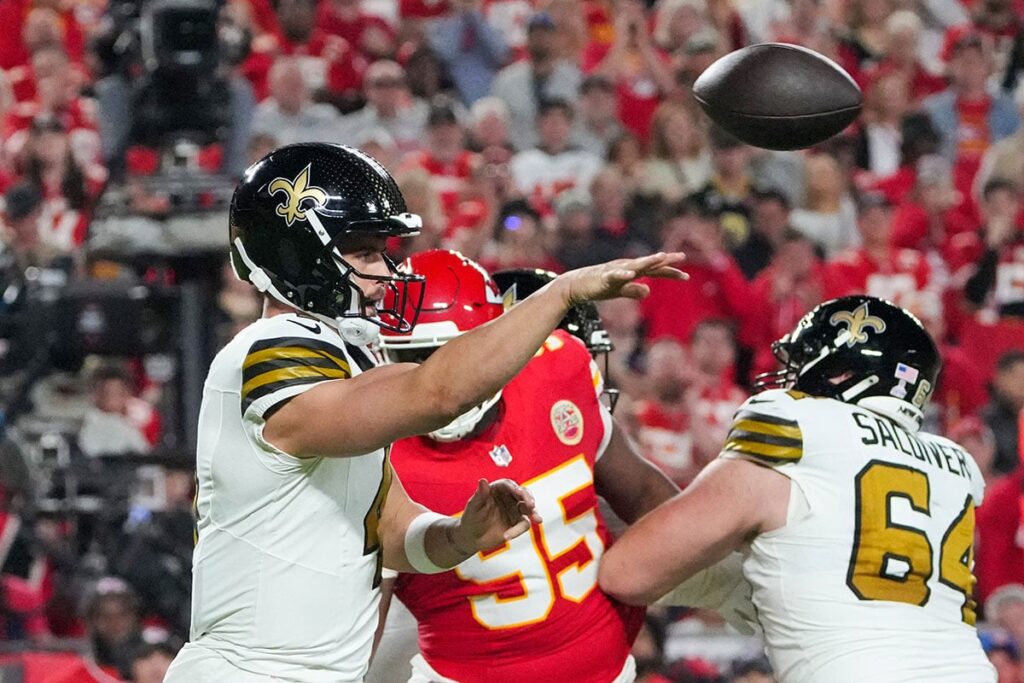 Carr Derek Saints Chiefs Throw.jpg