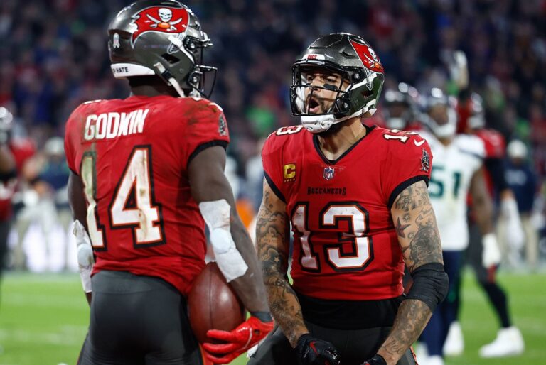 Godwin Chris Mike Evans Bucs Seahawks Td.jpg