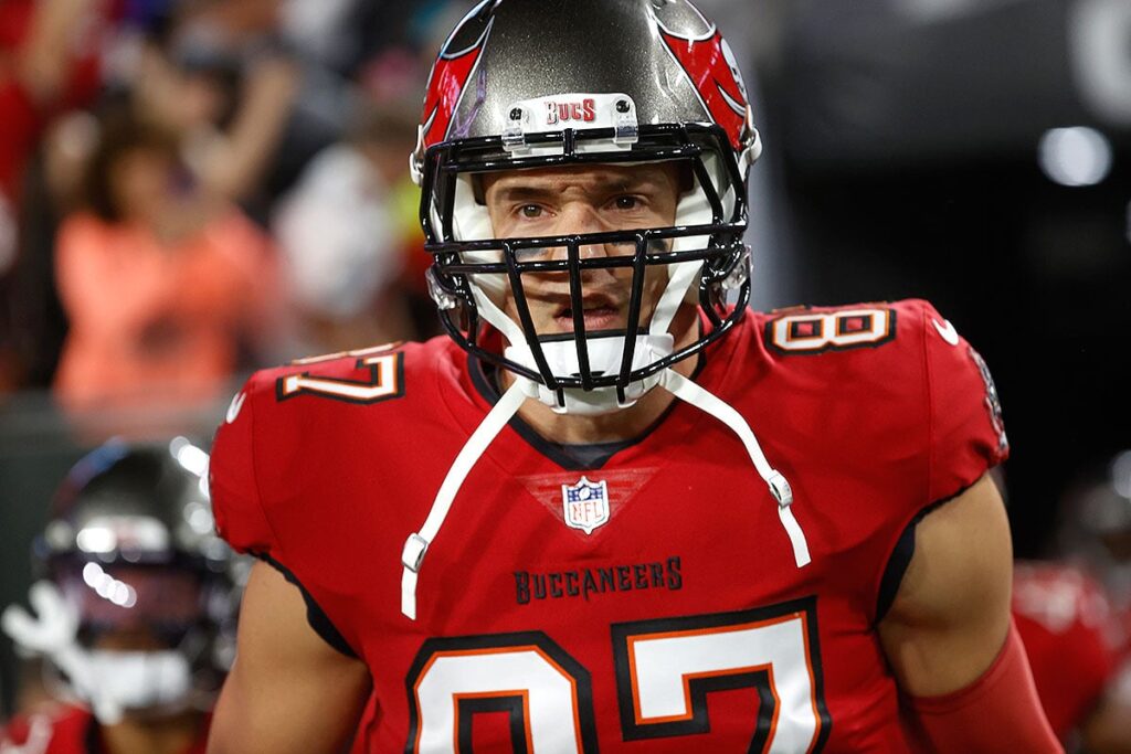 Gronkowski Rob Bucs Giants Pregame.jpg