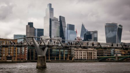 108056086 1730443997585 Gettyimages 2181072990 Uk Commuters.jpeg