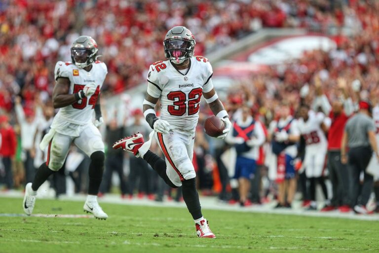 Edwards Mike Bucs Falcons Td Pick Six.jpg