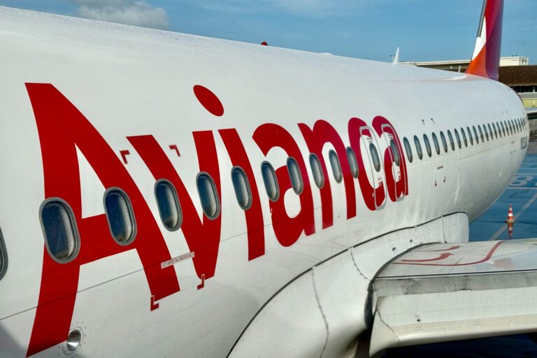 Avianca Airbus A320 Puj Mde 4.jpg