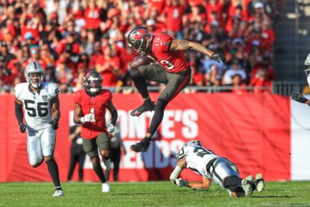 Evans Mike Bucs Raiders Hurdle.jpg