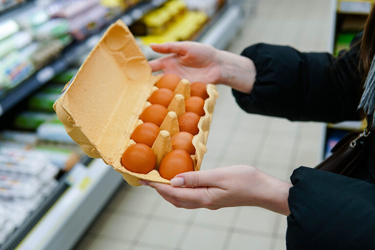Bigstock Woman Chooses Chicken Eggs In 452992599.jpg