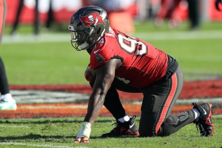 Kancey calijah bucs raiders stance.jpg